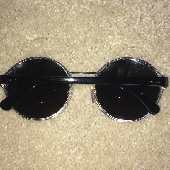 Real Prada sunglasses barely used. - Picture 3 of 3